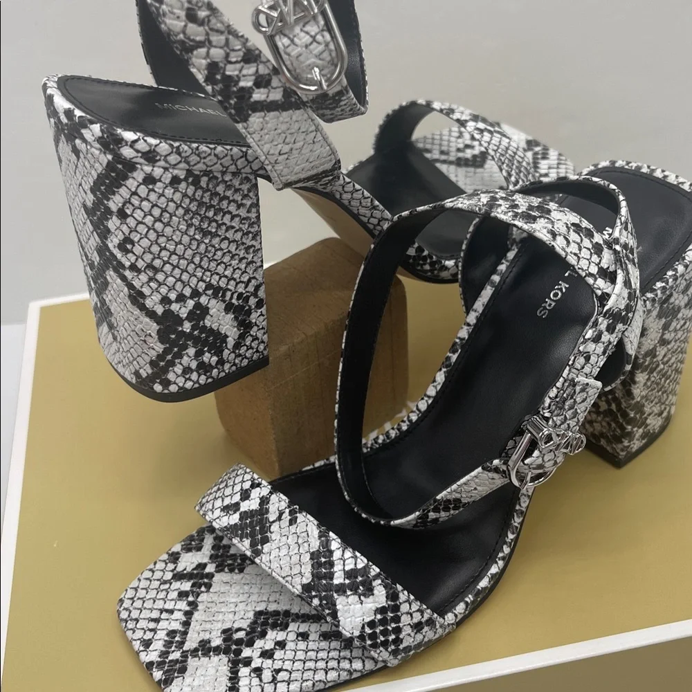 Michael Kors MERRIAM BLOCK HEEL
LEATHER
40S5MMHS1E Aluminum High Heels Snakeskin - Picture 10 of 16